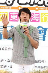 高清图：陶晶莹夫妇携手宣传旅游 骑自行车入场