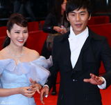 伊能静秦昊柏林挽手走红毯 戴情侣对戒动作亲昵