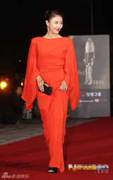 组图：河智苑亮相大钟红毯 红裙裸背显气场