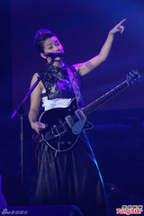 组图：萧敬腾上海开唱雨神未发威 被何韵诗调侃