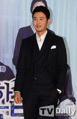 组图：崔智友全黑装庄重宣传《可疑的家政妇》