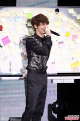 组图：金在中巡演台湾收官 宽肩窄腰细长腿