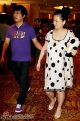 高清组图：李湘公开秀大肚 自曝体重已达140斤