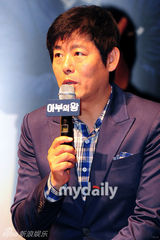 组图：宋清晨等出席新片《阿谀之王》发布会