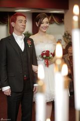 组图：应采儿陈小春穿军装拍结婚照变闪闪红星