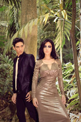 组图：周显欣写真化身森林女神展野性魅力