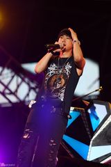 组图：碧海金沙派对火热开唱 2NE1压轴献唱