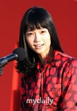 组图：宫崎葵釜山宣传《妈妈》 穿红裙俏皮可爱