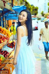 组图：韩雯雯街头写真展现阳光女孩活泼本色