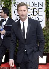 组图：阿伦-艾克哈特现身金球红毯型男范儿十足