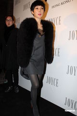 组图：周迅霍思燕出席品牌晚会 毛皮外套驱寒保暖