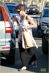 组图：哈利贝瑞携女血拼 女儿撒娇卖萌