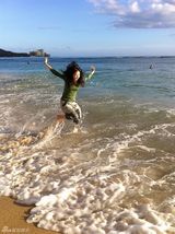 高清图：徐若瑄夏威夷海滩玩耍湿衣裤