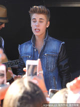 组图：比伯当街献唱谢歌迷 小天王自恋摸发