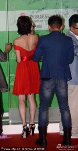 组图：上海电视节红毯 江铠同露锁骨秀美背抢镜