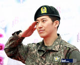 组图：金泰熙弟弟李莞今日光荣退役