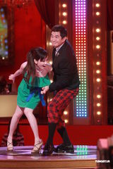 组图：草蜢主持《华丽明星赛》 两大组合pk