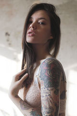 组图：俄罗斯个性美女纹身摄影师性感写真