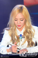 组图：少女时代亮相签售会 修身白衣靓丽抢镜