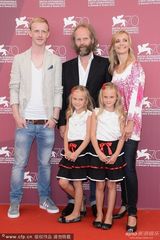 组图：《警官之妻》发布 导演携双胞胎萌翻全场