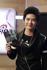 组图：明道赤膊录歌照镜子 纪佳松太太常查岗