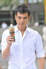 组图：盘点穿白衬衫也男神的男星们