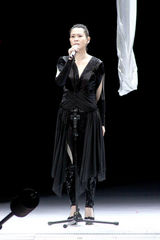 组图：刘若英小巨蛋华丽开唱 挑战高空绸吊演出