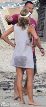 组图：曝超模海蒂-克鲁姆与保镖海滩亲密疑有新恋情