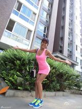 组图：吉克隽逸微博晒性感时尚生活照