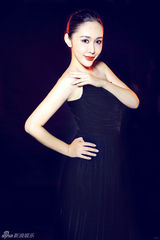 组图：陈美行性感复古露背装 高贵气质