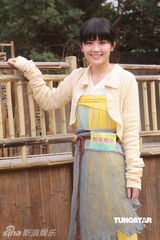 幻灯图：容祖儿新片造型搞怪 与阿Sa(蔡卓妍)亲热如姐妹花