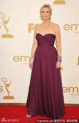 组图：第63届艾美奖红毯 简-林奇性感抹胸裙亮相