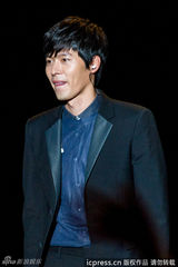 高清组图：玄彬上海开唱 与粉丝合影自拍乐陶陶