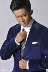 组图：杨志刚全新时尚写真 宝蓝色西装展精英气质