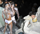 高清图：Lady Gaga日本演唱会 与肌肉男缠绵悱恻