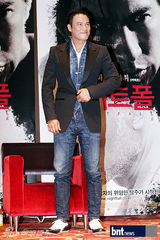 组图：任达华出席《大追捕》韩国新闻发布会