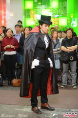 组图：林德信拍戏街头扮僵尸 吸引路人围观