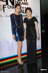 组图：赌王四太梁安琪携何猷亨何超欣出席活动