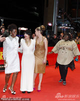 高清：《仰天长啸》首映 导演维多利亚被面具男抱起