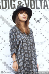 组图：李孝利印花连衣裙亮相 头戴礼帽时尚优雅