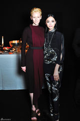 组图：姚晨蛇图腾狂野式优雅亮相巴黎时装周