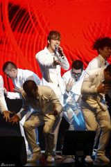 高清图：韩歌手金亨俊新专辑发布亲友齐站台