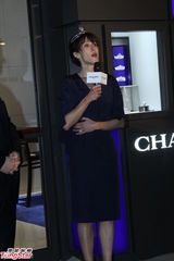 组图：苏菲玛索露排骨胸 嘟嘴搞怪获品牌高层吻手