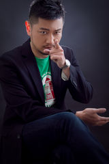 组图：张洪睿魅影写真 清新不失刚毅