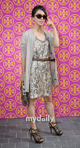 幻灯图：金正恩等出席开业仪式 众女星光彩夺目