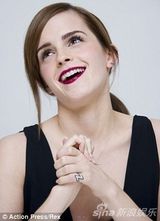 组图：艾玛优雅亮相红唇性感 低胸装露雪白胸脯