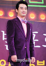 组图：安在旭等出席新剧《光与影》发布会 