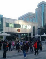 组图：李某某二审囚车遭围拍 梦鸽驱车闪入法院