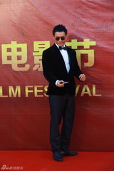 组图： 赵本山师徒压轴长影节 倪妮蓝裙优雅显大气