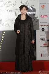 组图：鲍起静黑袍贵妇范 争影后获两绅士护体